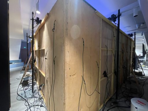 Structure en bois avec câbles sur une scène de construction intérieure.