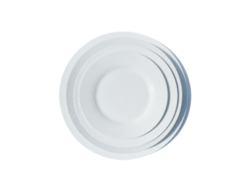 Trois assiettes blanches empilées, de tailles différentes.