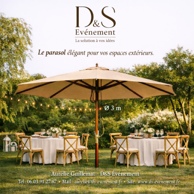 Un jardin élégant avec une table dressée sous un parasol pour un événement extérieur.