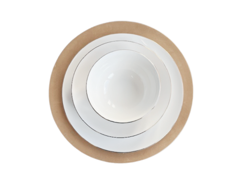 Ensemble de plats blancs de différentes tailles sur un support en carton.